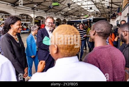 Flensburg, Germania. 10 settembre 2024. Claus Rune Madsen (CDU, M) Ministro dei trasporti dello Schleswig-Holstein e l'ambasciatore keniota Stella Mokaya Orina (l) danno il benvenuto ai futuri conducenti di autobus del Kenya che lavoreranno per "Aktiv Bus Flensburg". Credito: Axel Heimken/dpa/Alamy Live News Foto Stock