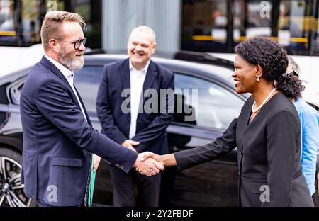 Flensburg, Germania. 10 settembre 2024. Claus Rune Madsen (CDU, l) Ministro dei trasporti dello Schleswig-Holstein e l'ambasciatore keniota Stella Mokaya Orina si salutano prima della cerimonia di benvenuto in cui vengono presentati gli autisti di autobus del Kenya che lavoreranno per "Aktiv Bus Flensburg". Credito: Axel Heimken/dpa/Alamy Live News Foto Stock