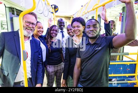 Flensburg, Germania. 10 settembre 2024. Claus Rune Madsen (CDU, l) Ministro dei trasporti dello Schleswig-Holstein e l'Ambasciatrice keniota Stella Mokaya Orina (3° da destra) danno il benvenuto ai futuri autisti di autobus del Kenya che lavoreranno per "Aktiv Bus Flensburg". Credito: Axel Heimken/dpa/Alamy Live News Foto Stock