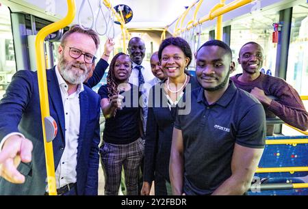 Flensburg, Germania. 10 settembre 2024. Claus Rune Madsen (CDU, l) Ministro dei trasporti dello Schleswig-Holstein e l'Ambasciatrice keniota Stella Mokaya Orina (3° da destra) danno il benvenuto ai futuri autisti di autobus del Kenya che lavoreranno per "Aktiv Bus Flensburg". Credito: Axel Heimken/dpa/Alamy Live News Foto Stock