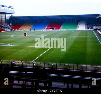 Vista dell'Anfield Road Stand visto dal Kop, o Spion Kop, terrazza in piedi del Liverpool Football Club nel 1983, prima che il campo da calcio diventasse tutto posto a sedere e si sviluppasse. Terrazza all'angolo per Liverpool vs West Ham nel marzo 1983 con sponsorizzazione Crown Paints. Foto Stock