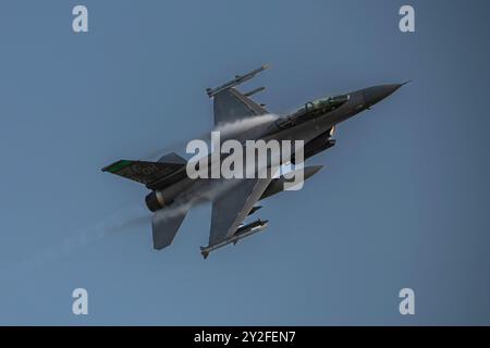 Un F-16 Fighting Falcon della U.S. Air Force, assegnato al 180th Fighter Wing della Guardia Nazionale dell'Ohio, sorvola il 180FW durante una missione di addestramento a Swa Foto Stock