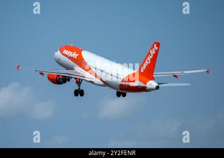 Airbus A320 aereo di linea della compagnia aerea low-cost Easyjet all'aeroporto di Alicante. Foto Stock