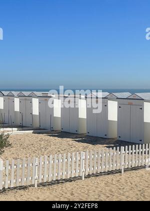 Knokke-Heist, Fiandre, Belgio - 24 giugno 2024: Fila di cabine bianche chiuse sulla spiaggia privata Foto Stock