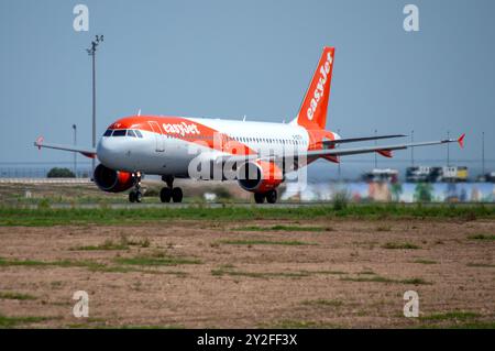 Airbus A320 aereo di linea della compagnia aerea low-cost Easyjet all'aeroporto di Alicante. Foto Stock