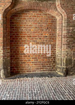 Bruges, Fiandre, Belgio - 25 giugno 2024: Belfry, cancello chiuso, riempito, con mattoni rossi Foto Stock