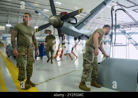 Gli avieri del 174th Attack Wing e del 491st Attack Squadron eseguono la manutenzione di routine su un mq-9 Reaper presso la Hancock Field Air National Guard base, ne Foto Stock