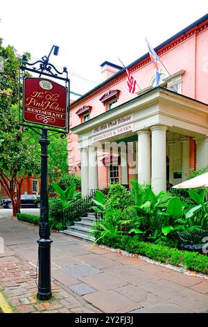 Il famoso ristorante Pink House nel centro storico di Savannah, Georgia. Creato il 28 agosto 2024 Foto Stock