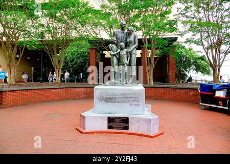 Il Monumento afroamericano sul lungofiume nella storica Savannah, Georgia. Creato il 28 agosto 2024 Foto Stock