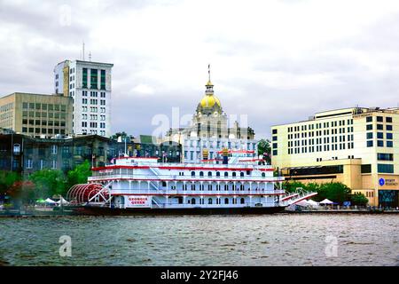 Il battello a pale Georgia Queen o il battello a vapore parcheggiato di fronte al municipio sul fiume Savannah nel centro storico di Savannah, Georgia. Crea Foto Stock