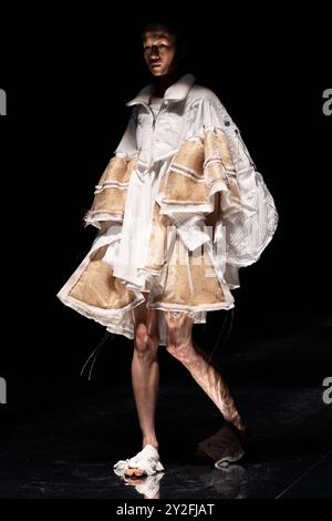 Una modella cammina sulla passerella durante lo spettacolo SEIVSON durante la Rakuten Fashion Week Tokyo 2025 Primavera ed Estate a Shibuya Hikarie il 4 settembre 2024 Foto Stock