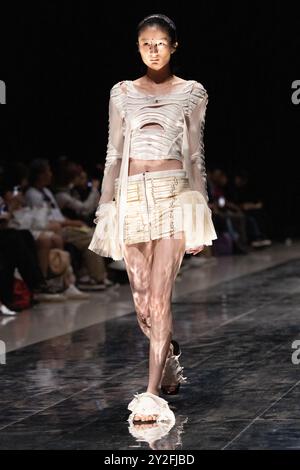 Una modella cammina sulla passerella durante lo spettacolo SEIVSON durante la Rakuten Fashion Week Tokyo 2025 Primavera ed Estate a Shibuya Hikarie il 4 settembre 2024 Foto Stock