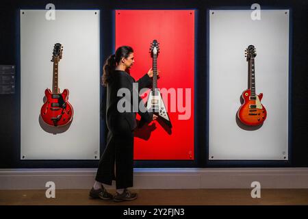 Londra, Regno Unito. 10 settembre 2024. An Epiphone Les Paul Standard Electric Guitar, posseduta e utilizzata da Noel Gallagher durante le sessioni prima della registrazione finale dell'album di debutto degli Oasis del 1994 'Definitely Maybe' al Sawmills Studio, est £60.000-80.000 (R) con altre due delle sue chitarre (un altro Epiphone e un Gibson), est £20.000-30.000 ciascuna - Un'anteprima dell'asta inaugurale Popular Culture a Sotheby's New Bond Street. Dopo il successo della serie d'aste Freddie Mercury dell'anno scorso. Gli articoli del mondo della musica e del cinema saranno venduti in una vendita online dedicata che si concluderà il 12 settembre. Una mostra dedicata Foto Stock