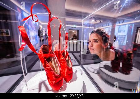 Londra, Regno Unito. 10 settembre 2024. Un paio originale di pantofole rosse del film del 1948 The Red Shoes, est 15.000 £ - 20.000 £ - Un'anteprima dell'asta inaugurale della cultura popolare a Sotheby's New Bond Street. Dopo il successo della serie d'aste Freddie Mercury dell'anno scorso. Gli articoli del mondo della musica e del cinema saranno venduti in una vendita online dedicata che si concluderà il 12 settembre. Una mostra dedicata si terrà fino a loro nelle gallerie di New Bond Street. Crediti: Guy Bell/Alamy Live News Foto Stock