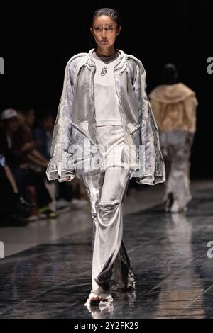 Una modella cammina sulla passerella durante lo spettacolo SEIVSON durante la Rakuten Fashion Week Tokyo 2025 Primavera ed Estate a Shibuya Hikarie il 4 settembre 2024 Foto Stock