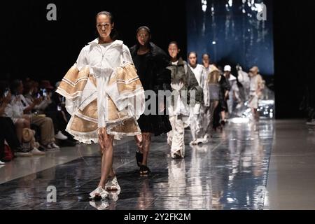 Una modella cammina sulla passerella durante lo spettacolo SEIVSON durante la Rakuten Fashion Week Tokyo 2025 Primavera ed Estate a Shibuya Hikarie il 4 settembre 2024 Foto Stock