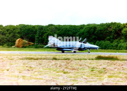 USAF McDonnell Douglas F-4G Phantom II alla RAF Wethersfield Airshow nel giugno 1988. La RAF Wethersfield fu aperta nel 1944 e durante la seconda guerra mondiale fu utilizzata dalla Royal Air Force e dalle United States Army Air Forces. Fu chiusa nel 1946 e riaperta nel 1951 a seguito della Guerra fredda. Utilizzato fino al 1970 come campo di aviazione da caccia della United States Air Force, fu tenuto come aeroporto di riserva fino al 1993, quando passò sotto il controllo della polizia del Ministero della difesa. Gli spettacoli aerei si tennero presso la base aerea fino alla fine degli anni '1980 Foto Stock