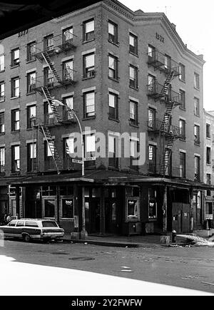 AJAXNETPHOTO. LUGLIO 1975. NEW YORK, STATI UNITI. LOWER MANHATTAN - 1873 BROWNSTONE - ANGOLO TRA PECK SLIP E SOUTH STREET. QUEST'AREA È STATA SUCCESSIVAMENTE RISVILUPPATA E RIPULITA. FOTO: JONATHAN EASTLAND/AJAXREF: 750029 8A 52 Foto Stock