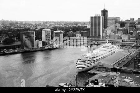 AJAXNETPHOTO. 1964. SYDNEY, AUSTRALIA. - CIRCULAR QUAY - ATTRAVERSATE IL TRAGHETTO DEL PORTO E IL TERMINAL DELLE NAVI DA CROCIERA INTERNAZIONALI E PASSEGGERI CON P&O LINES CANBERRA ORMEGGIATA SULLA DESTRA. AMP (AUSTRALIAN MUTUAL PROVIDENT) SOCIETY TOWER SI TROVA AL CENTRO, SOPRA CANBERRA. FOTO: JONATHAN EASTLAND/AJAX RIF:243602 35 111 Foto Stock