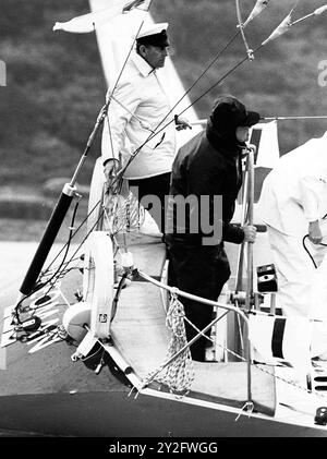 AJAXNETPHOTO. AGOSTO 1985. COWES, ENGLAND-DUKE VEDE L'AZIONE - IL PRINCIPE FILIPPO IL DUCA DI EDIMBURGO ARROCCATO IN ALTO NELLE LENZUOLA STERN DI OWEN AISHER'S YEOMAN TWENTY SIX (XXVI) ALL'INIZIO DELLA GARA DI BRITANNIA CUP DURANTE LA COWES WEEK REGATTA. FOTO;JONATHAN EASTLAND/AJAX RIF:860308 MX340 241408 29 Foto Stock