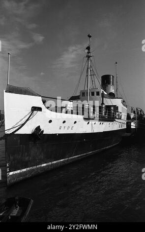 AJAXNETPHOTO. 7 MAGGIO 1970. SOUTHSEA, INGHILTERRA. - ULTIMO BIGLIETTO PER RYDE - IL PIROSCAFO FERROVIARIO BRITANNICO RYDE ORMEGGIATO NEL PORTO DI PORTSMOUTH. FOTO: JONATHAN EASTLAND/AJAX RIF:357033 36A 129 Foto Stock