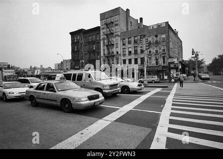 AJAXNETPHOTO. OTTOBRE 2000. MANHATTAN, NEW YORK, STATI UNITI. - LIVELLO DELLA STRADA - ANGOLO DI E.. HOUSTON E ALLEN STREET, NUMERI DA 175 A 179. AREA DALLA RICOSTRUZIONE (2024). FOTO: JONATHAN EASTLAND/AJAXREF: 3545BW 07 4A Foto Stock