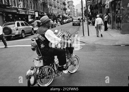 AJAXNETPHOTO. OTTOBRE 2000. MANHATTAN, NEW YORK, STATI UNITI. - IN BICI, ALL'ANGOLO TRA ORCHARD E DELANCY STREET. FOTO: JONATHAN EASTLAND/AJAXREF: 3545BW 12 9A Foto Stock