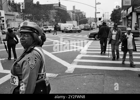 AJAXNETPHOTO. OTTOBRE 2000. MANHATTAN, NEW YORK, STATI UNITI. - PATTUGLIA DI STRADA - LA POLIZIA STRADALE DELLA POLIZIA DI NEW YORK ALL'ANGOLO TRA DELANCY E SUFFOLK STREET SI AVVICINA AL PONTE WILLIAMSBURG APPENA VISIBILE LONTANO IN QUESTA FOTO. FOTO: JONATHAN EASTLAND/AJAX RIF: 3545BW 13 10A Foto Stock