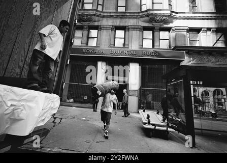 AJAXNETPHOTO. OTTOBRE 2000. MANHATTAN, NEW YORK, STATI UNITI. - NEGOZIO DI TAPPETI - BOKARA ORIENTAL RUG CO.. INC. AL 276 5TH AVENUE VICINO ALL'ANGOLO DI E.30TH STREET. FOTO: JONATHAN EASTLAND/AJAX RIF: 3547BW 05 9A Foto Stock