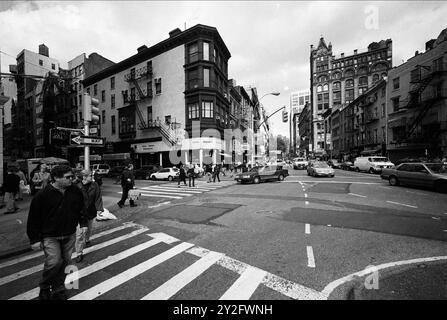 AJAXNETPHOTO. OTTOBRE 2000. MANHATTAN, NEW YORK, STATI UNITI. - BROADWAY INCONTRA UNION SQUARE WEST E EAST 17TH STREET JUNCTION. ORA (2024) RISTRUTTURATO. FOTO: JONATHAN EASTLAND/AJAXREF: 3547BW 24 25A Foto Stock