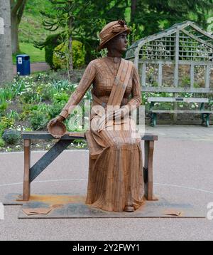 AJAXNETPHOTO. 3 MARZO 2023. MORPETH, INGHILTERRA. - STATUA A CARLISLE PARK, MORPETH, DI RAY LONSDALE DELLA SUFFRAGETTA EMILY WILDING DAVISON (B1872-D1913), MORTA L'8 GIUGNO 1913 DOPO ESSERE STATA COLPITA DAL RE RE GOERGE V'S HORSE ANMER ALLA CORSA DI DERBY A EPSOM IL 4 GIUGNO 1913. FOTO:TONY HOLLAND/AJAX RIF:(C)PEO DAVISON EMILY DTH230303 2084 Foto Stock