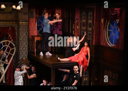 The Play That Goes Wrong, The Olivier and Tony Award Smash Hit Running al Duchess Theatre si prepara a festeggiare un fenomenale 10 anni nel West End il 10 settembre, Mischief ha annunciato che oltre 360 biglietti in prima fila da 10 sterline saranno rilasciati per tutto il mese di settembre. Il cast di The Play That Goes Wrong è: Jordan Akkaya nel ruolo di Trevor, Daniel Anthony nel ruolo di Dennis, Joe Bolland nel ruolo di Jonathan, Daniel Fraser nel ruolo di Chris, Billie Hamer nel ruolo di Annie, Owen Jenkins nel ruolo di Robert, Jay Olpin nel ruolo di Max e Hannah Sinclair Robinson nel ruolo di Sandra. Foto Stock