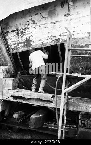 AJAXNETPHOTO. 15 FEBBRAIO 1980. WOOLSTON, INGHILTERRA. - RIMESSA A NUOVO DI CLASSE J - LO YACHT VELSHEDA DI CLASSE J RECENTEMENTE ACQUISITO DA TERRY BRABENT, IN FASE DI RIPARAZIONE DELLO SCAFO E DEL PONTE PRESSO IL CANTIERE WILMENTS. FOTO: JONATHAN EASTLAND/AJAX. RIF:801502 4 Foto Stock