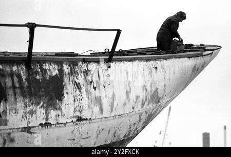 AJAXNETPHOTO. 15 FEBBRAIO 1980. WOOLSTON, INGHILTERRA. - RIMESSA A NUOVO DI CLASSE J - LO YACHT VELSHEDA DI CLASSE J RECENTEMENTE ACQUISITO DA TERRY BRABENT, IN FASE DI RIPARAZIONE DELLO SCAFO E DEL PONTE PRESSO IL CANTIERE WILMENTS. FOTO: JONATHAN EASTLAND/AJAX. RIF:801502 17 Foto Stock