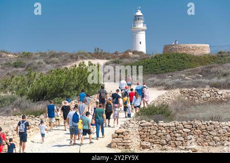 Paphos, Cipro - 20 agosto 2023: I turisti si godono un tour guidato in un sito archeologico di Paphos in una giornata di sole al faro di Paphos Foto Stock