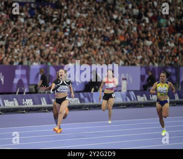 Anna Grimaldi, neozelandese, gareggia nella gara femminile 200m T47 ai Giochi Paralimpici estivi di Parigi 2024 allo Stade de France il 7 settembre 202 Foto Stock