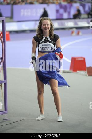 Anna Grimaldi della nuova Zelanda festeggia dopo aver vinto la gara femminile 200m T47 ai Giochi Paralimpici estivi di Parigi 2024 allo Stade de France di Septe Foto Stock