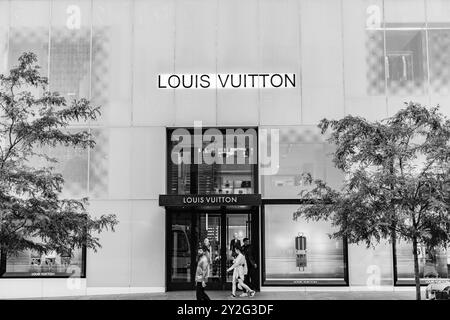 New York City, USA - 9 luglio 2023: Logo della facciata dell'edificio Louis Vuitton New York Saks Fifth Ave Foto Stock