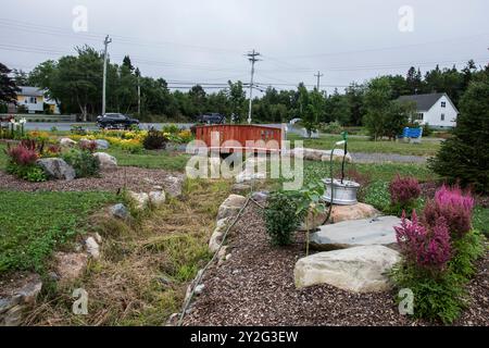 Ponte e fiori estivi al parco comunale Cranford Family a New Harbour, Newfoundland & Labrador, Canada Foto Stock