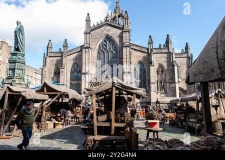 Vedute generali del set del film "Frankenstein" fuori dalla Cattedrale di St Giles, che sta girando nel centro di Edimburgo. Foto Stock