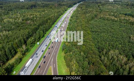 Baviera, Germania - 9 settembre 2024: Ingorgo stradale in Baviera. Un lungo ingorgo di camion e auto, preso da una vista a volo d'uccello, mostra l'elevato volume di traffico sulle autostrade tedesche *** Stau auf der Autobahn a Bayern. Ein langer Rückstau mit LKWs und Autos, aufgenommen aus der Vogelperspektive, zeigt das hohe Verkehrsaufkommen auf deutschen Autobahnen Foto Stock