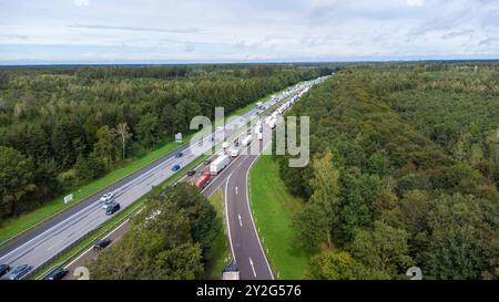 Baviera, Germania - 9 settembre 2024: Ingorgo stradale in Baviera. Un lungo ingorgo di camion e auto, preso da una vista a volo d'uccello, mostra l'elevato volume di traffico sulle autostrade tedesche *** Stau auf der Autobahn a Bayern. Ein langer Rückstau mit LKWs und Autos, aufgenommen aus der Vogelperspektive, zeigt das hohe Verkehrsaufkommen auf deutschen Autobahnen Foto Stock