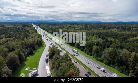 Baviera, Germania - 9 settembre 2024: Ingorgo stradale in Baviera. Un lungo ingorgo di camion e auto, preso da una vista a volo d'uccello, mostra l'elevato volume di traffico sulle autostrade tedesche *** Stau auf der Autobahn a Bayern. Ein langer Rückstau mit LKWs und Autos, aufgenommen aus der Vogelperspektive, zeigt das hohe Verkehrsaufkommen auf deutschen Autobahnen Foto Stock