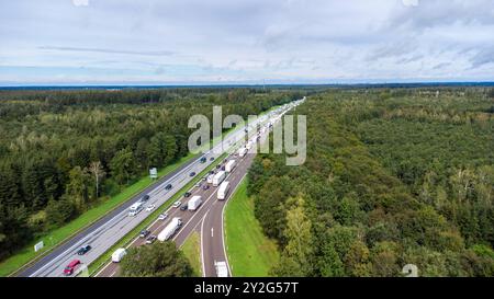 Baviera, Germania - 9 settembre 2024: Ingorgo stradale in Baviera. Un lungo ingorgo di camion e auto, preso da una vista a volo d'uccello, mostra l'elevato volume di traffico sulle autostrade tedesche *** Stau auf der Autobahn a Bayern. Ein langer Rückstau mit LKWs und Autos, aufgenommen aus der Vogelperspektive, zeigt das hohe Verkehrsaufkommen auf deutschen Autobahnen Foto Stock