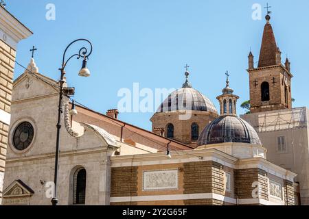 Roma Italia, Piazza del popolo, Museo Leonardo da Vinci, Basilica Parrocchiale Santa Maria del popolo, chiesa cattolica, esterno, Euro Foto Stock