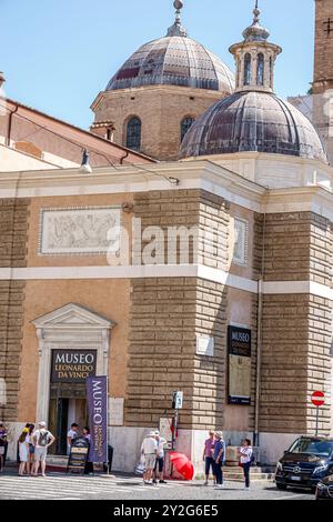 Roma Italia, Piazza del popolo, Museo Leonardo da Vinci, Basilica Parrocchiale Santa Maria del popolo, chiesa cattolica, esterno, uomo donna Foto Stock