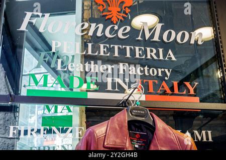 Roma Italia, via del corso, Florence Moon Pelletteria, fabbrica di pelletteria, cartellone per vetrine, Europa Italiana europea, i visitatori viaggiano per un tour Foto Stock