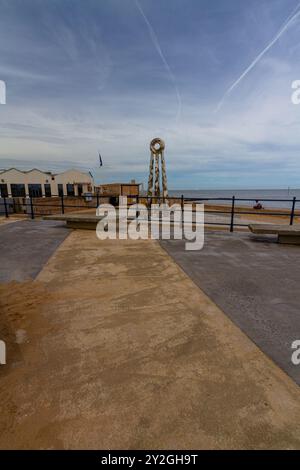 Prestatyn, GALLES – 18 giugno 2022: Dechrau a diwedd in gallese, Beginning and End in English, Offa's Dyke Official Start or end Memorial, Portrait, Wide, Foto Stock