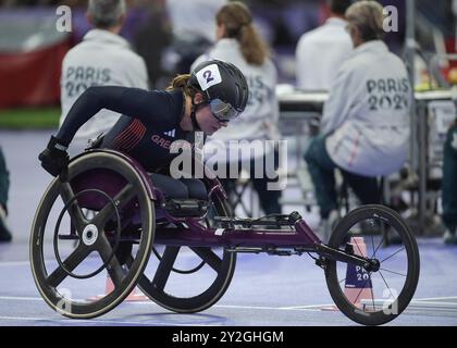 Fabienne Andre della Gran Bretagna gareggia nei 800m T34 femminili ai Giochi Paralimpici estivi di Parigi 2024 allo Stade de France il 7 settembre 2024 Foto Stock