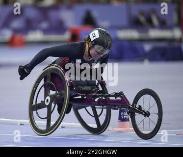 Fabienne Andre della Gran Bretagna gareggia nei 800m T34 femminili ai Giochi Paralimpici estivi di Parigi 2024 allo Stade de France il 7 settembre 2024 Foto Stock